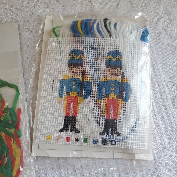 3 Vintage Christmas Holiday Craft Kits - Picture 4 of 8